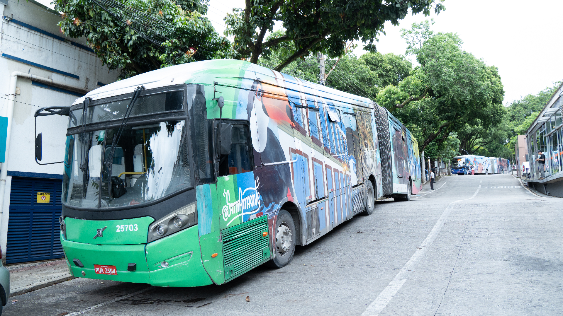 Av. Bernardo Monteiro recebe primeira exibição pública dos ônibus