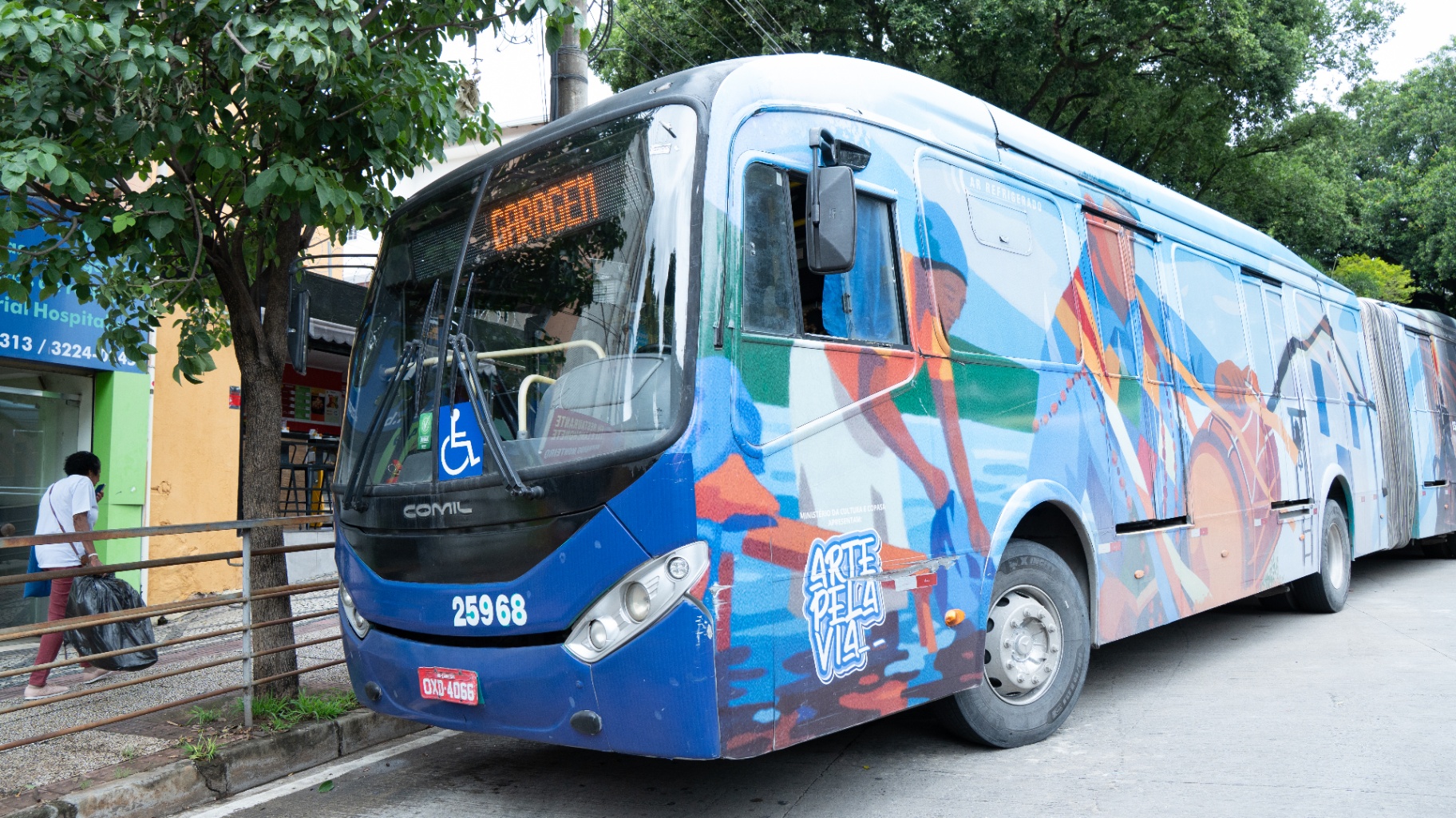 Como um ônibus vira galeria itinerante: por dentro da produção